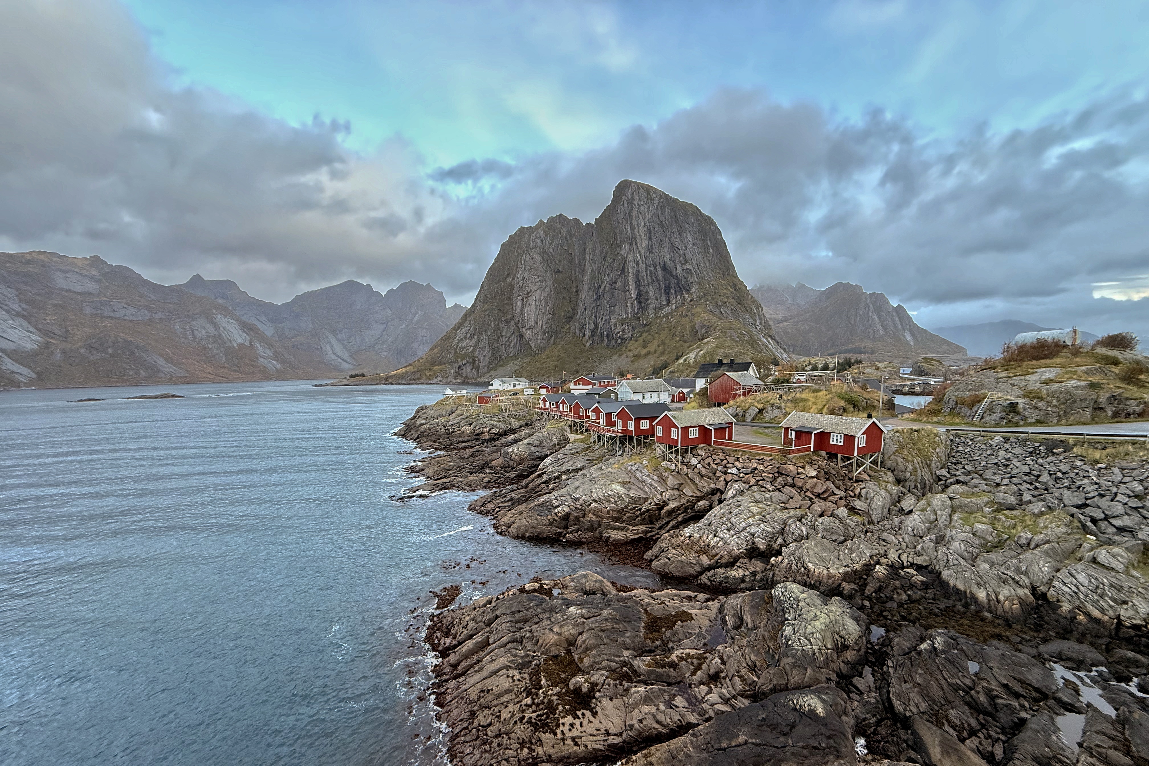 Village de pêcheurs sous les montagnes des Lofoten
